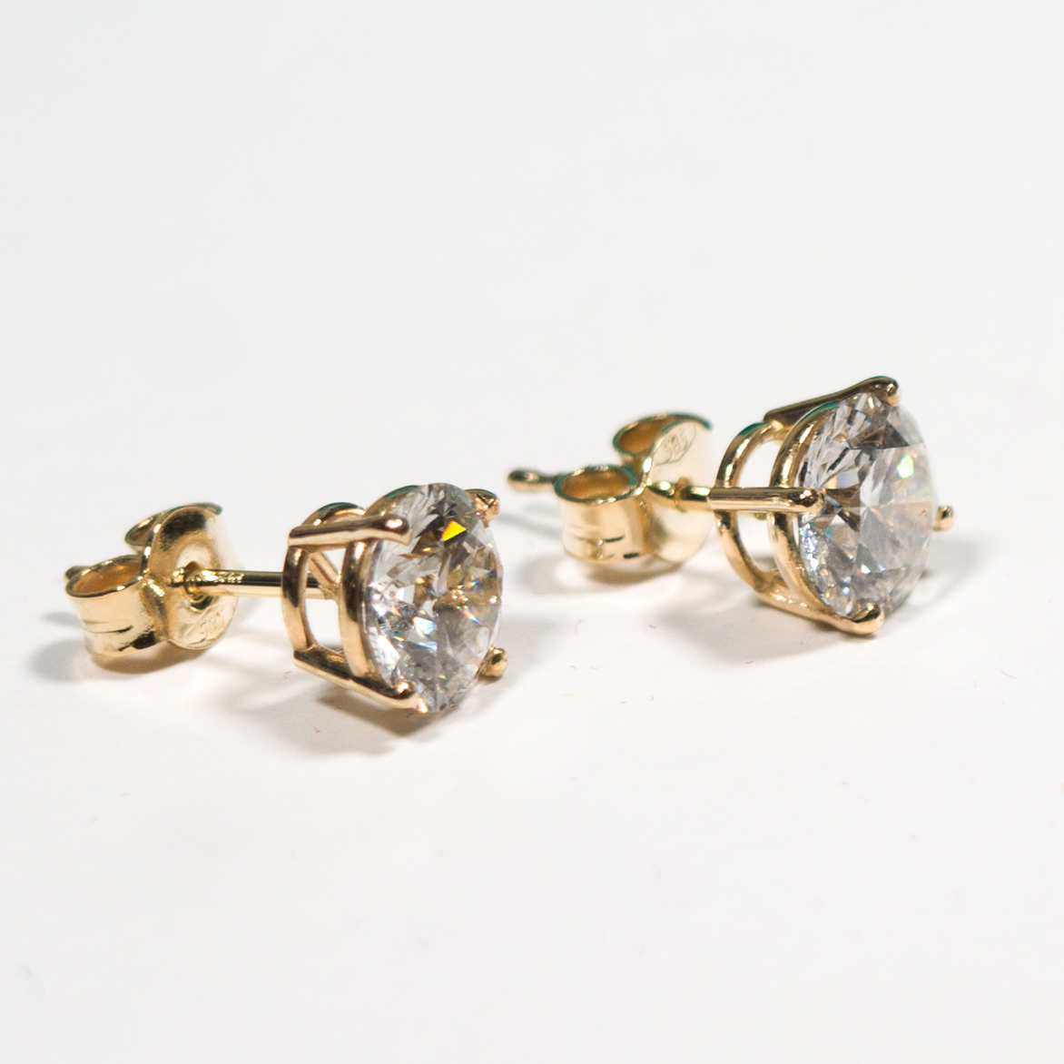 2ctw round brilliant diamond stud earrings in 14K yellow gold with butterfly backs